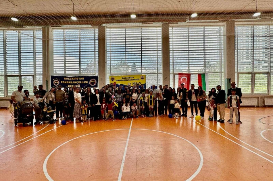 Bulgaristan Fenerbahçeliler Derneği olarak, geleneksel 23 Nisan Ulusal Egemenlik ve Çocuk Bayramı Şenliğimizi Sofya’daki Stoyan Zaimov İlkokulu’nda büyük bir coşkuyla gerçekleştirdik!